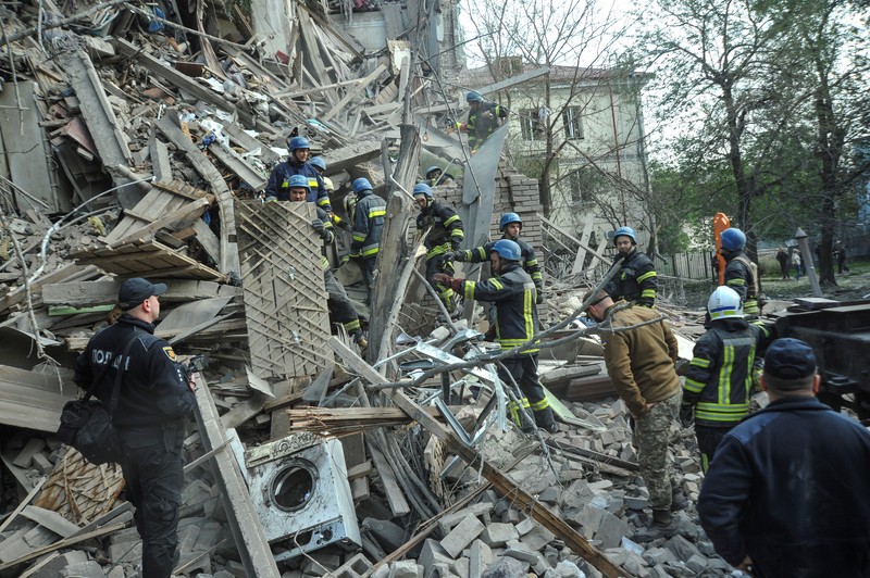 UKRAINE-CRISIS/ZAPORIZHZHIA A rescuer works at the site of a residential building heavily damaged by a Russian missile strike, amid their attack on Ukraine, in Zaporizhzhia, Ukraine October 6, 2022. REUTERS/Stringer