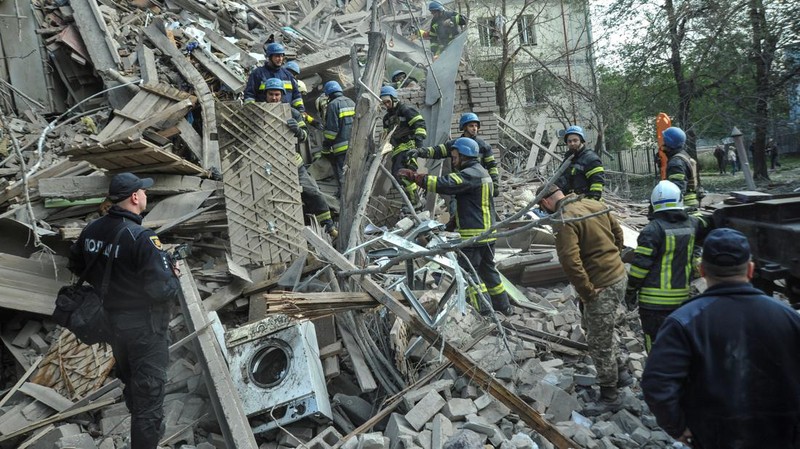A rescuer works at the site of a residential building heavily damaged by a Russian missile strike, amid their attack on Ukraine, in Zaporizhzhia, Ukraine October 6, 2022.  REUTERS/Stringer