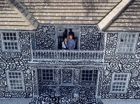 Keren, Seniman Inggris Cat Seluruh Sudut Rumah Penuh Doodle