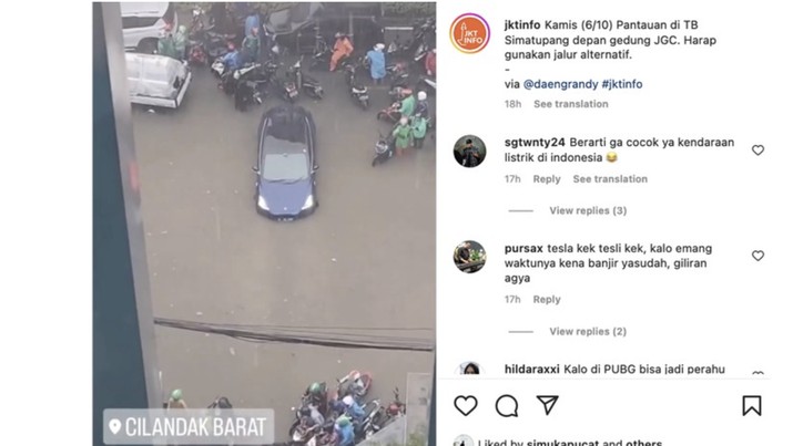 Mobil Tesla Terjebak Banjir (Tangkapan Layar Instagram)