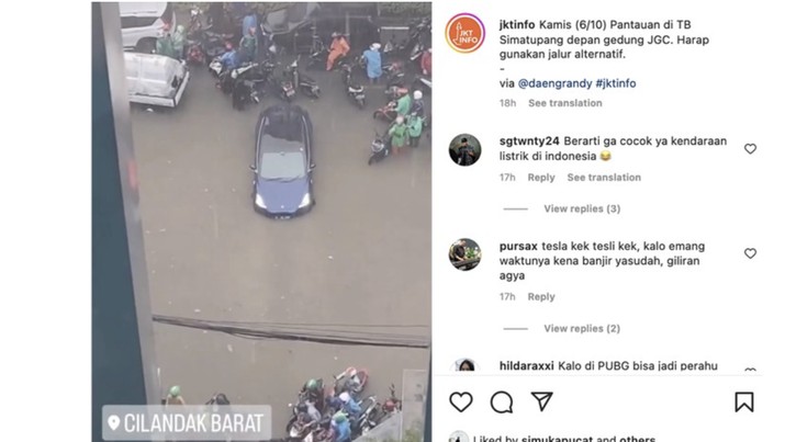 Mobil Tesla Terjebak Banjir (Tangkapan Layar Instagram) Mobil Tesla Terjebak Banjir (Tangkapan Layar Instagram)