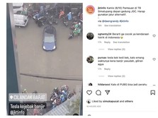 Viral Mobil Listrik Tesla Terendam Gegara Banjir di Jakarta
