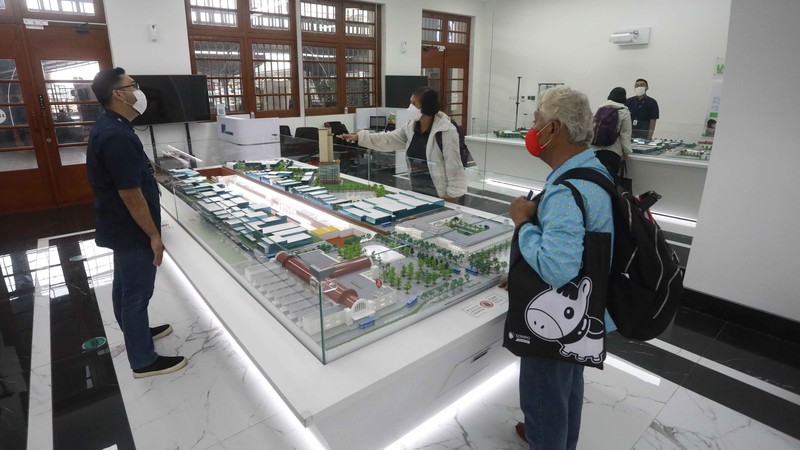 Pengunjung mengamati koleksi temuan arkeologi yang dipamerkan di Galeri MRT, Stasiun Kota, Jakarta, Jumat (7/10/2022). (CNBC Indonesia/Andrean Kristianto)