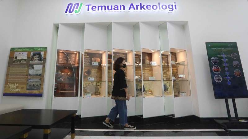 Pengunjung mengamati koleksi temuan arkeologi yang dipamerkan di Galeri MRT, Stasiun Kota, Jakarta, Jumat (7/10/2022). (CNBC Indonesia/Andrean Kristianto)