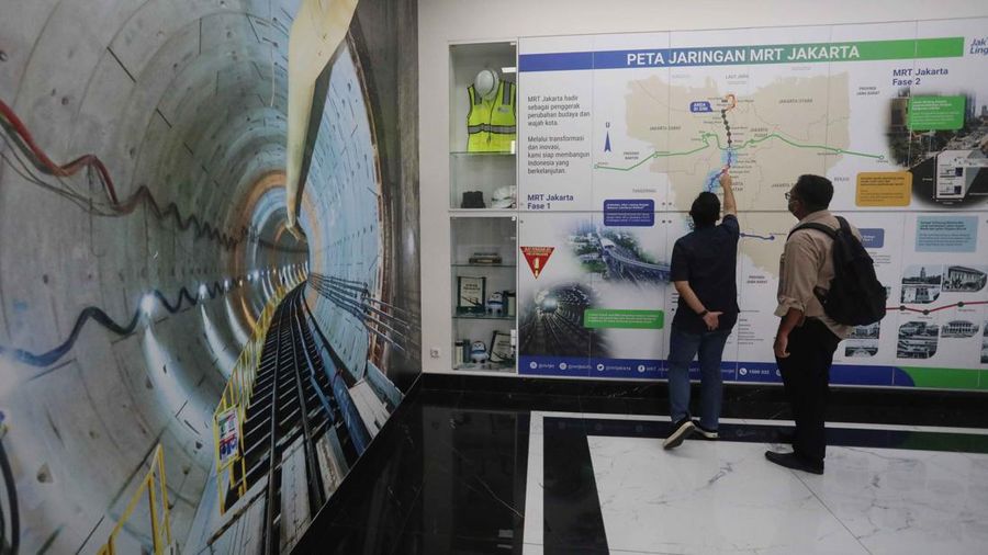 Pengunjung mengamati koleksi temuan arkeologi yang dipamerkan di Galeri MRT, Stasiun Kota, Jakarta, Jumat (7/10/2022). (CNBC Indonesia/Andrean Kristianto)