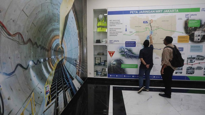 Pengunjung mengamati koleksi temuan arkeologi yang dipamerkan di Galeri MRT, Stasiun Kota, Jakarta, Jumat (7/10/2022). (CNBC Indonesia/Andrean Kristianto)