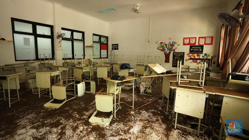 Suasana Terkini MTSN 19 Jakarta, Masih Penuh Lumpur. (CNBC IndonesiaTri Susilo)