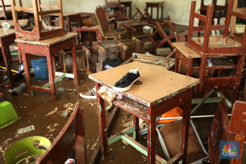 Suasana Terkini MTSN 19 Jakarta, Masih Penuh Lumpur. (CNBC IndonesiaTri Susilo)