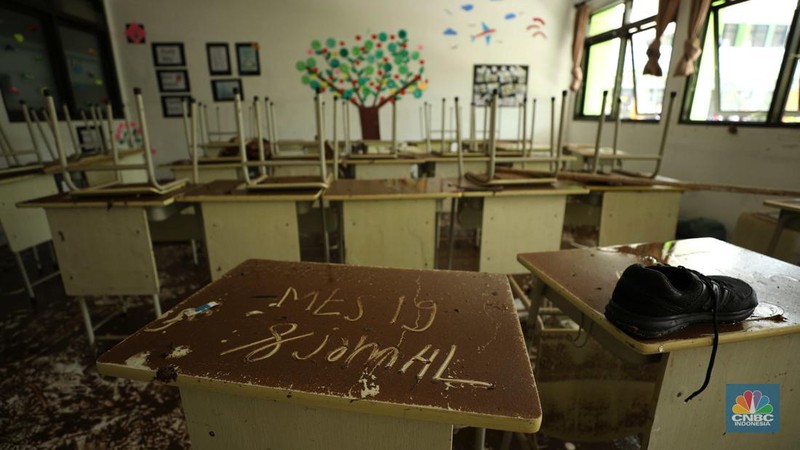 Suasana Terkini MTSN 19 Jakarta, Masih Penuh Lumpur. (CNBC IndonesiaTri Susilo)