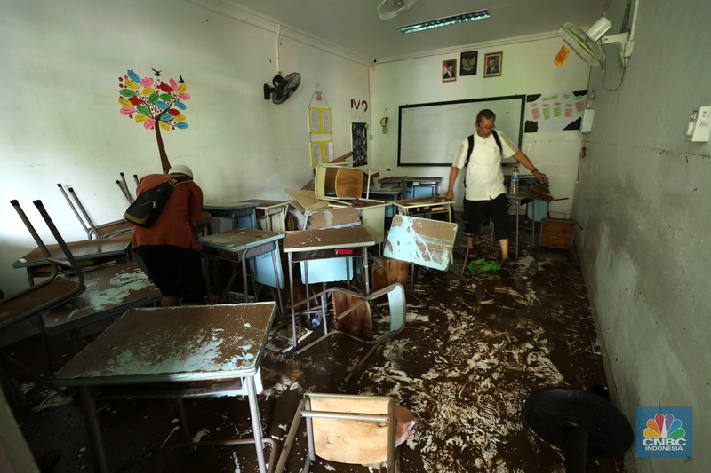 Suasana Terkini MTSN 19 Jakarta, Masih Penuh Lumpur. (CNBC IndonesiaTri Susilo) Suasana Terkini MTSN 19 Jakarta, Masih Penuh Lumpur. (CNBC IndonesiaTri Susilo)