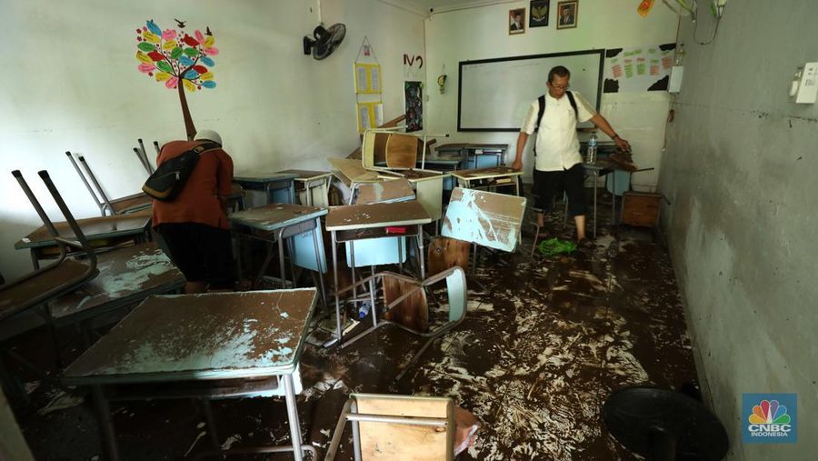 Suasana Terkini MTSN 19 Jakarta, Masih Penuh Lumpur. (CNBC IndonesiaTri Susilo)
