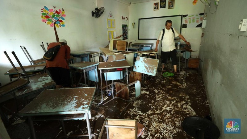 Suasana Terkini MTSN 19 Jakarta, Masih Penuh Lumpur. (CNBC IndonesiaTri Susilo)