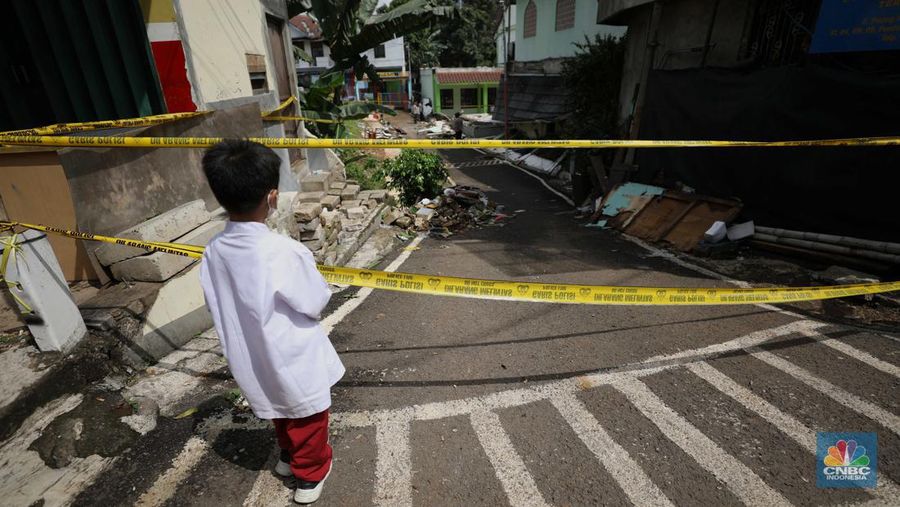 Suasana Terkini MTSN 19 Jakarta, Masih Penuh Lumpur. (CNBC IndonesiaTri Susilo)
