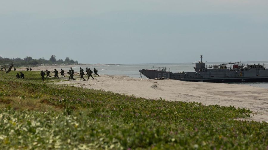 Amerika Serikat (AS) dan Korea Selatan (Korsel) menggelar latihan maritim gabungan dengan kapal induk AS pada Jumat (7/10) waktu setempat. (REUTERS/ELOISA LOPEZ)