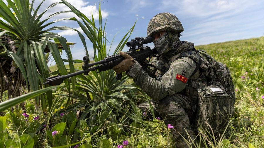 Amerika Serikat (AS) dan Korea Selatan (Korsel) menggelar latihan maritim gabungan dengan kapal induk AS pada Jumat (7/10) waktu setempat. (REUTERS/ELOISA LOPEZ)