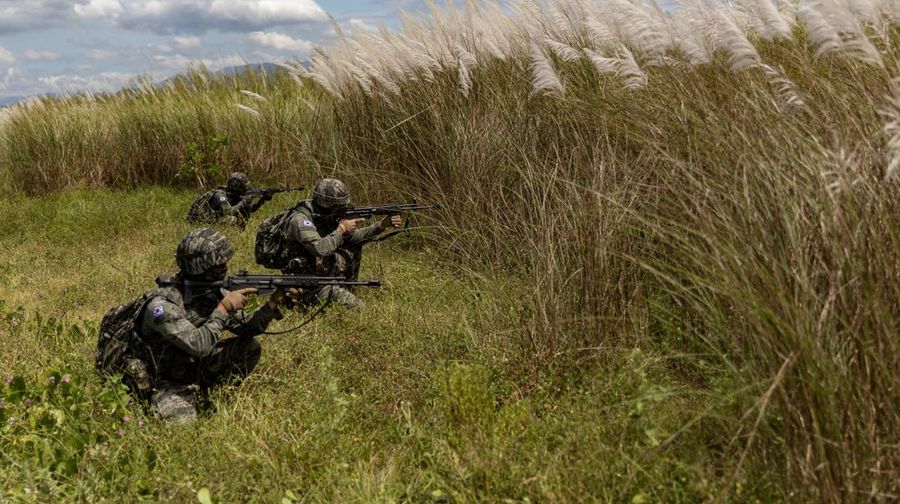 Amerika Serikat (AS) dan Korea Selatan (Korsel) menggelar latihan maritim gabungan dengan kapal induk AS pada Jumat (7/10) waktu setempat. (REUTERS/ELOISA LOPEZ)