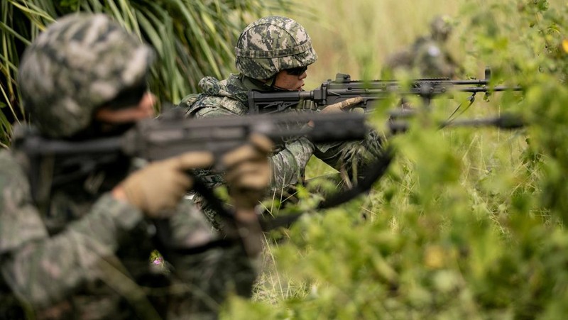 Amerika Serikat (AS) dan Korea Selatan (Korsel) menggelar latihan maritim gabungan dengan kapal induk AS pada Jumat (7/10) waktu setempat. (REUTERS/ELOISA LOPEZ)