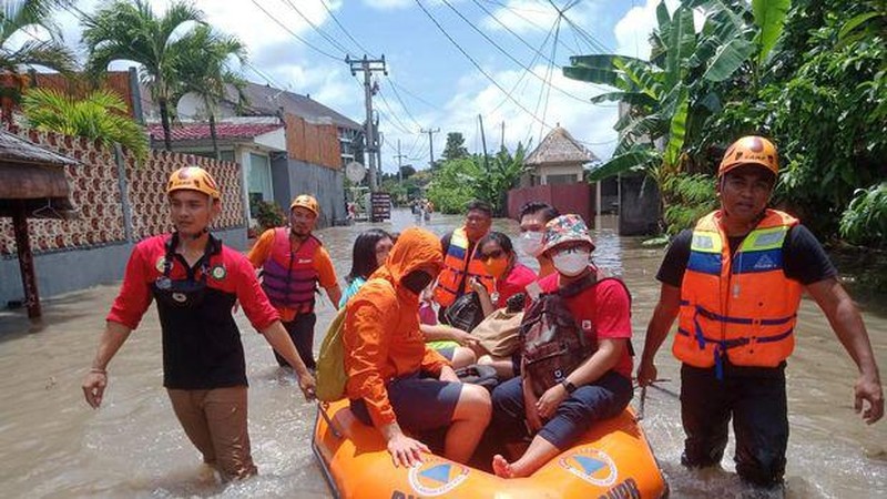 Petugas SAR gabungan mengevakuasi korban banjir di dua titik, yakni di Seminyak, Badung, Bali, dan Jalan Pulau Demak Kota Denpasar, Sabtu, (8/10/2022). (Dok: Basarnas Bali)