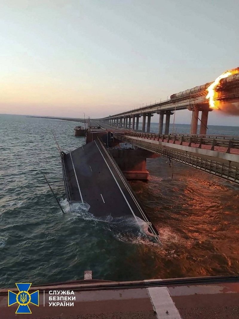 Satu tank bahan bakar dilaporkan meledak di jembatan Kerch, Crimea, pada Sabtu (8/10). Jembatan itu menjadi yang terpanjang di Eropa dan salah satu properti penting bagi Rusia. (REUTERS/STRINGER) Satu tank bahan bakar dilaporkan meledak di jembatan Kerch, Crimea, pada Sabtu (8/10). Jembatan itu menjadi yang terpanjang di Eropa dan salah satu properti penting bagi Rusia. (REUTERS/STRINGER)