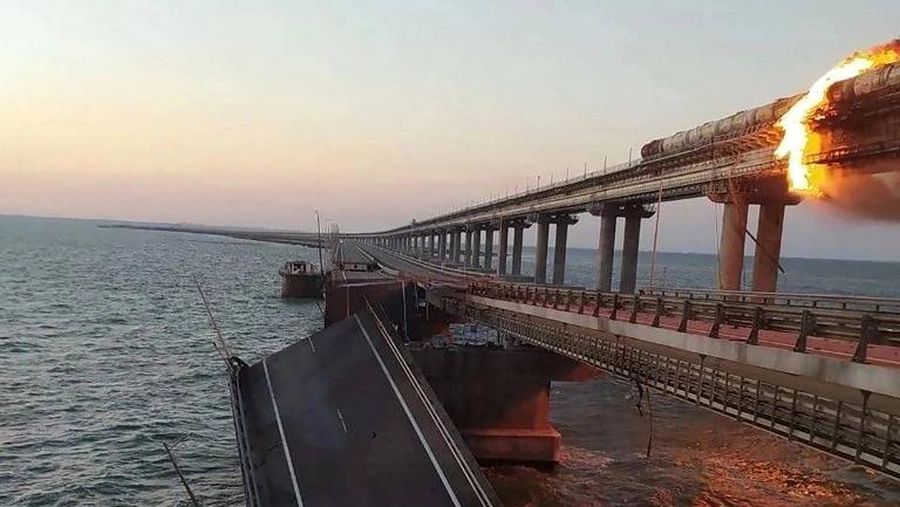 Gambar selebaran yang dirilis oleh Dinas Keamanan Ukraina ini menunjukkan kebakaran yang dipicu oleh bom mobil yang meledak di jembatan utama yang menghubungkan Krimea ke Rusia, dekat Kerch, pada 8 Oktober 2022. AFP/-