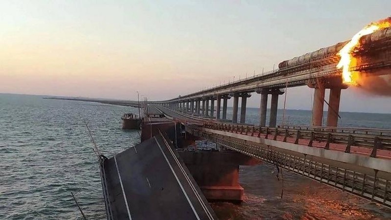 Satu tank bahan bakar dilaporkan meledak di jembatan Kerch, Crimea, pada Sabtu (8/10). Jembatan itu menjadi yang terpanjang di Eropa dan salah satu properti penting bagi Rusia. (REUTERS/STRINGER)