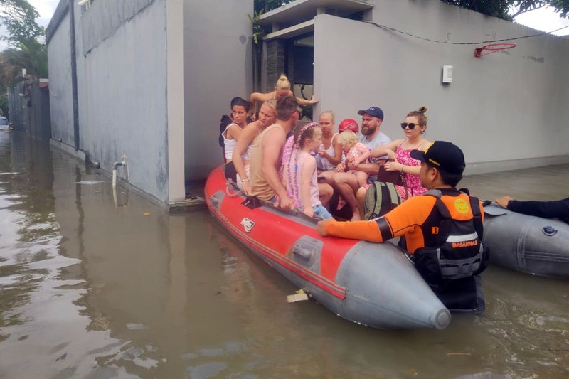 Petugas SAR gabungan mengevakuasi korban banjir di dua titik, yakni di Seminyak, Badung, Bali, dan Jalan Pulau Demak Kota Denpasar, Sabtu, (8/10/2022). (Dok: Basarnas Bali)