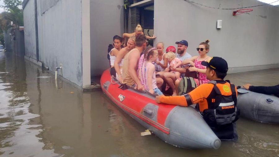 Petugas SAR gabungan mengevakuasi korban banjir di dua titik, yakni di Seminyak, Badung, Bali, dan Jalan Pulau Demak Kota Denpasar, Sabtu, (8/10/2022). (Dok: Basarnas Bali)