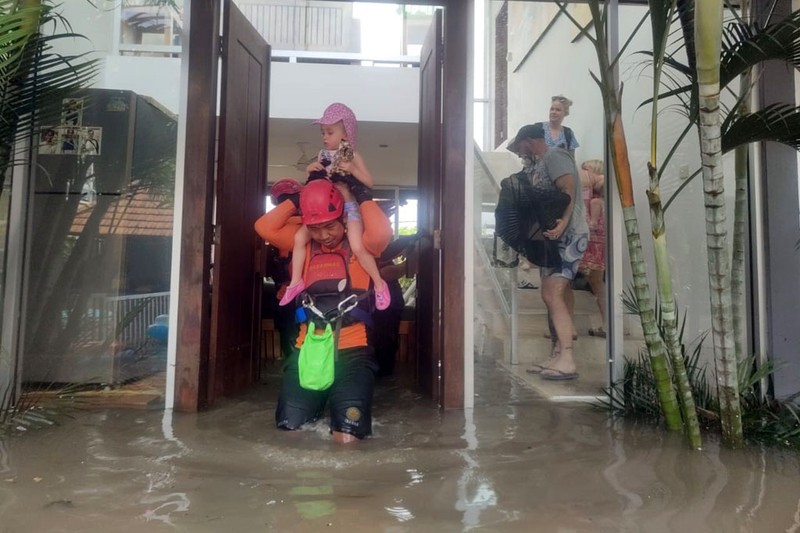 Petugas SAR gabungan mengevakuasi korban banjir di dua titik, yakni di Seminyak, Badung, Bali, dan Jalan Pulau Demak Kota Denpasar, Sabtu, (8/10/2022). (Dok: Basarnas Bali)