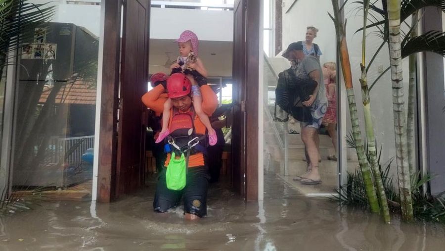 Petugas SAR gabungan mengevakuasi korban banjir di dua titik, yakni di Seminyak, Badung, Bali, dan Jalan Pulau Demak Kota Denpasar, Sabtu, (8/10/2022). (Dok: Basarnas Bali)