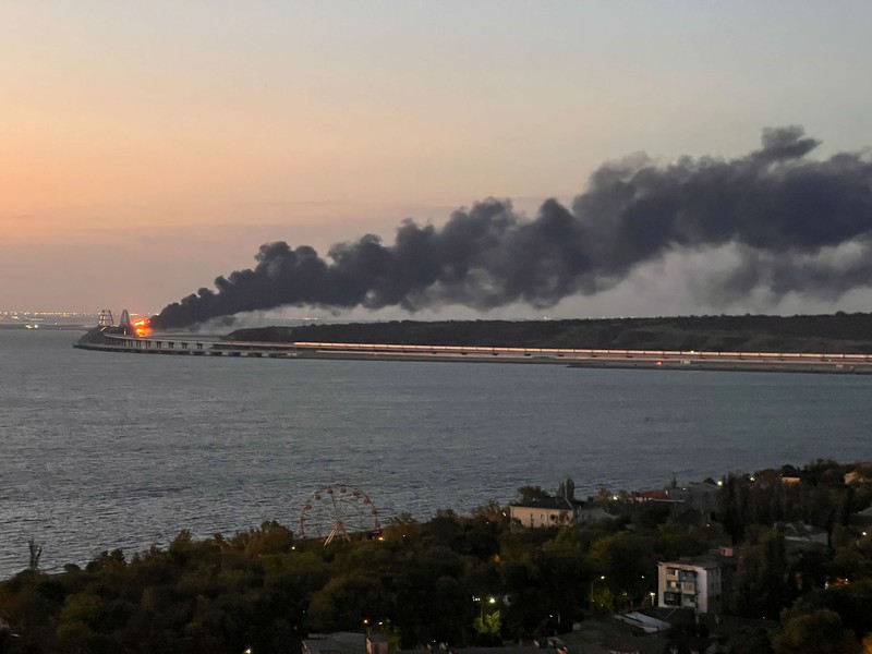 Satu tank bahan bakar dilaporkan meledak di jembatan Kerch, Crimea, pada Sabtu (8/10). Jembatan itu menjadi yang terpanjang di Eropa dan salah satu properti penting bagi Rusia. (REUTERS/STRINGER) Satu tank bahan bakar dilaporkan meledak di jembatan Kerch, Crimea, pada Sabtu (8/10). Jembatan itu menjadi yang terpanjang di Eropa dan salah satu properti penting bagi Rusia. (REUTERS/STRINGER)