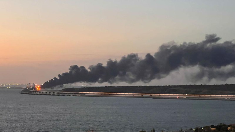 Satu tank bahan bakar dilaporkan meledak di jembatan Kerch, Crimea, pada Sabtu (8/10). Jembatan itu menjadi yang terpanjang di Eropa dan salah satu properti penting bagi Rusia. (REUTERS/STRINGER)