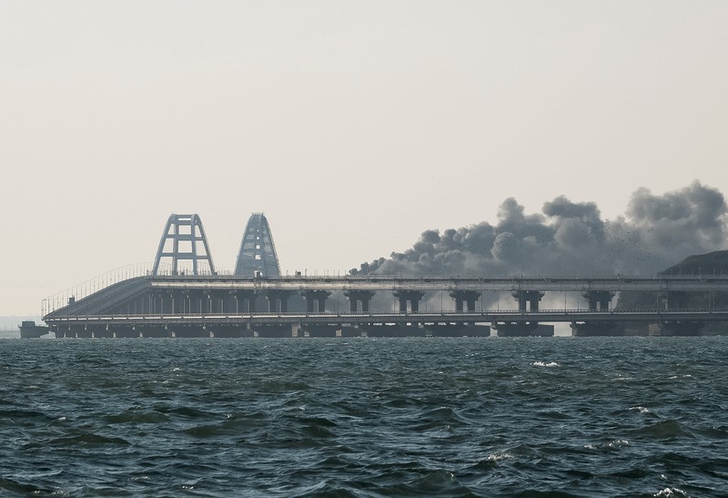 Satu tank bahan bakar dilaporkan meledak di jembatan Kerch, Crimea, pada Sabtu (8/10). Jembatan itu menjadi yang terpanjang di Eropa dan salah satu properti penting bagi Rusia. (REUTERS/STRINGER) Satu tank bahan bakar dilaporkan meledak di jembatan Kerch, Crimea, pada Sabtu (8/10). Jembatan itu menjadi yang terpanjang di Eropa dan salah satu properti penting bagi Rusia. (REUTERS/STRINGER)