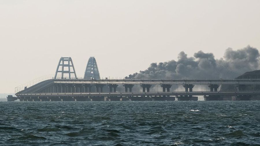 Satu tank bahan bakar dilaporkan meledak di jembatan Kerch, Crimea, pada Sabtu (8/10). Jembatan itu menjadi yang terpanjang di Eropa dan salah satu properti penting bagi Rusia. (REUTERS/STRINGER)