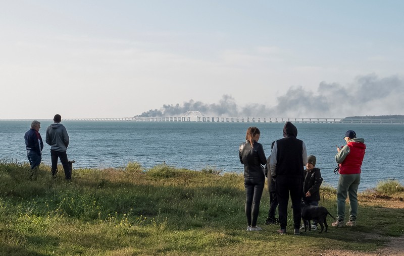 Satu tank bahan bakar dilaporkan meledak di jembatan Kerch, Crimea, pada Sabtu (8/10). Jembatan itu menjadi yang terpanjang di Eropa dan salah satu properti penting bagi Rusia. (REUTERS/STRINGER) Satu tank bahan bakar dilaporkan meledak di jembatan Kerch, Crimea, pada Sabtu (8/10). Jembatan itu menjadi yang terpanjang di Eropa dan salah satu properti penting bagi Rusia. (REUTERS/STRINGER)