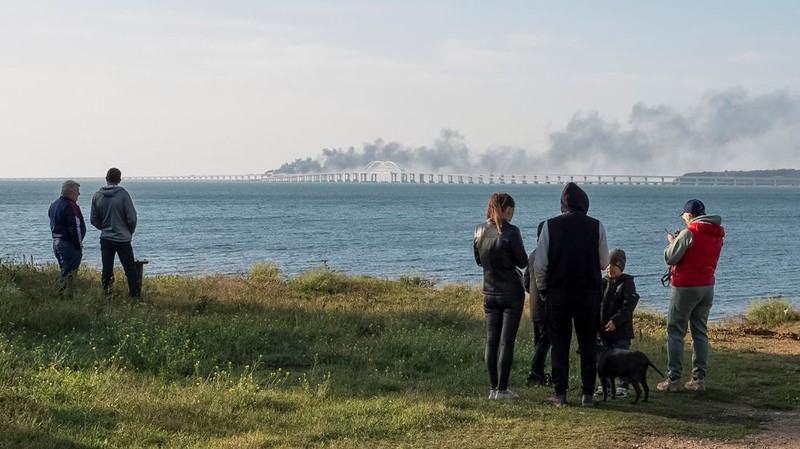 Satu tank bahan bakar dilaporkan meledak di jembatan Kerch, Crimea, pada Sabtu (8/10). Jembatan itu menjadi yang terpanjang di Eropa dan salah satu properti penting bagi Rusia. (REUTERS/STRINGER)
