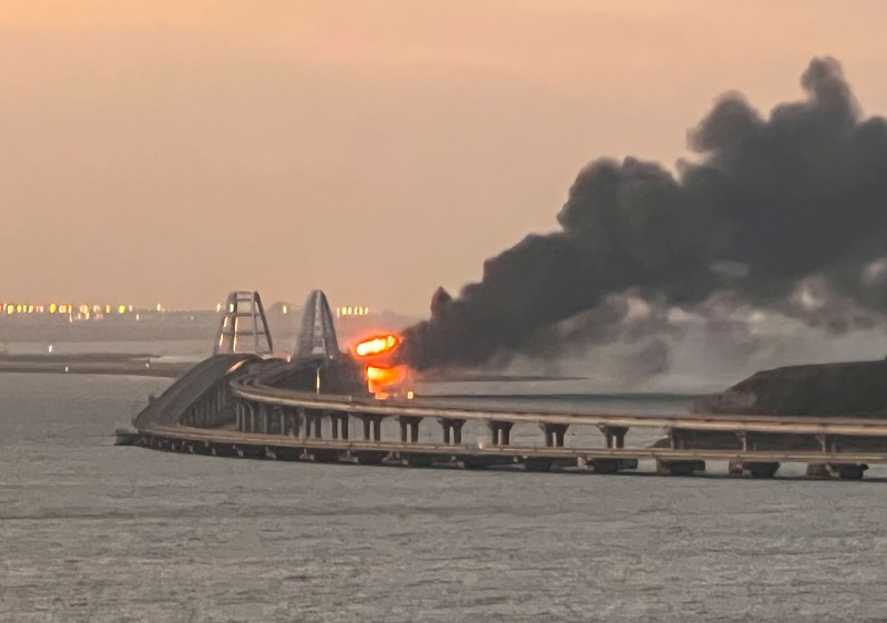 Satu tank bahan bakar dilaporkan meledak di jembatan Kerch, Crimea, pada Sabtu (8/10). Jembatan itu menjadi yang terpanjang di Eropa dan salah satu properti penting bagi Rusia. (REUTERS/STRINGER) Satu tank bahan bakar dilaporkan meledak di jembatan Kerch, Crimea, pada Sabtu (8/10). Jembatan itu menjadi yang terpanjang di Eropa dan salah satu properti penting bagi Rusia. (REUTERS/STRINGER)