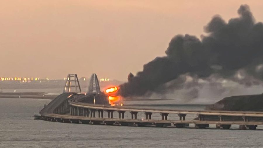 Satu tank bahan bakar dilaporkan meledak di jembatan Kerch, Crimea, pada Sabtu (8/10). Jembatan itu menjadi yang terpanjang di Eropa dan salah satu properti penting bagi Rusia. (REUTERS/STRINGER)