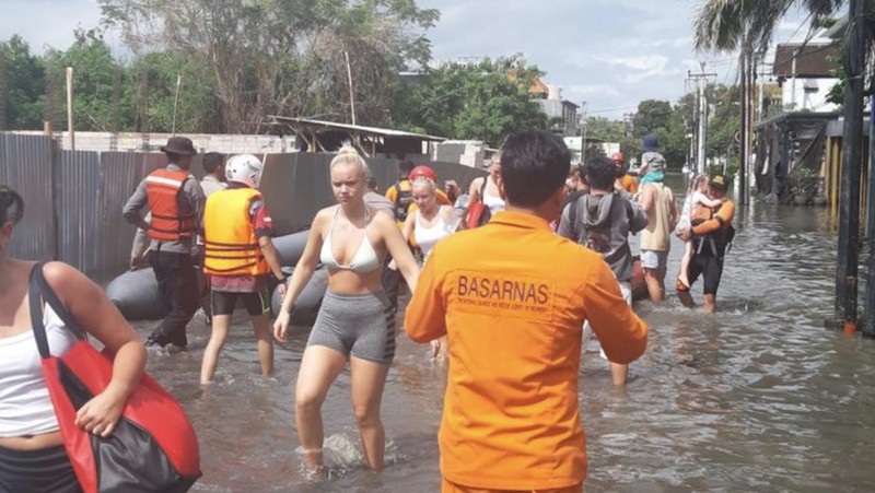 Petugas SAR gabungan mengevakuasi korban banjir di dua titik, yakni di Seminyak, Badung, Bali, dan Jalan Pulau Demak Kota Denpasar, Sabtu, (8/10/2022). (Dok: Basarnas Bali)