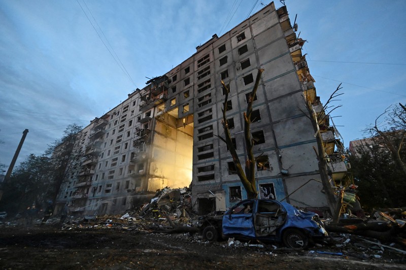 Serangan Rusia ke Ukraina, di Zaporizhzhia Kondisi bangunan tempat tinggal yang rusak akibat serangan rudal Rusia, di tengah serangan Rusia ke Ukraina, di Zaporizhzhia, Ukraina, Minggu (9/10/2022). Otoritas Ukraina melaporkan serangan tujuh rudal Rusia menghantam kota industri Zaporizhzhia yang mengakibatkan 17 orang tewas. (REUTERS/Stringer)