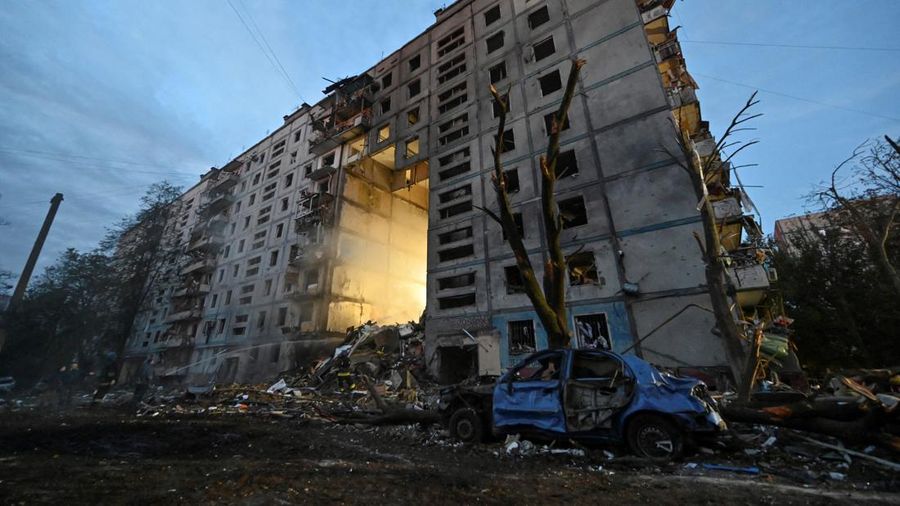 Kondisi bangunan tempat tinggal yang rusak akibat serangan rudal Rusia, di tengah serangan Rusia ke Ukraina, di Zaporizhzhia, Ukraina, Minggu (9/10/2022). Otoritas Ukraina melaporkan serangan tujuh rudal Rusia menghantam kota industri Zaporizhzhia yang mengakibatkan 17 orang tewas. (REUTERS/Stringer)
