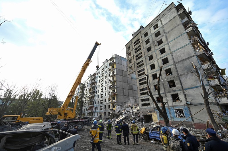 Kondisi bangunan tempat tinggal yang rusak akibat serangan rudal Rusia, di tengah serangan Rusia ke Ukraina, di Zaporizhzhia, Ukraina, Minggu (9/10/2022). Otoritas Ukraina melaporkan serangan tujuh rudal Rusia menghantam kota industri Zaporizhzhia yang mengakibatkan 17 orang tewas. (REUTERS/Stringer)
