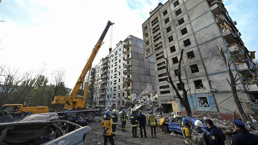 Kondisi bangunan tempat tinggal yang rusak akibat serangan rudal Rusia, di tengah serangan Rusia ke Ukraina, di Zaporizhzhia, Ukraina, Minggu (9/10/2022). Otoritas Ukraina melaporkan serangan tujuh rudal Rusia menghantam kota industri Zaporizhzhia yang mengakibatkan 17 orang tewas. (REUTERS/Stringer)