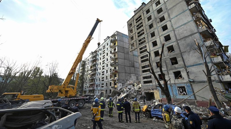 Kondisi bangunan tempat tinggal yang rusak akibat serangan rudal Rusia, di tengah serangan Rusia ke Ukraina, di Zaporizhzhia, Ukraina, Minggu (9/10/2022). Otoritas Ukraina melaporkan serangan tujuh rudal Rusia menghantam kota industri Zaporizhzhia yang mengakibatkan 17 orang tewas. (REUTERS/Stringer)