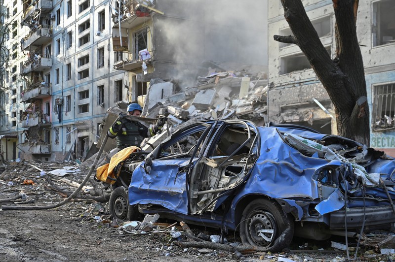 Serangan Rusia ke Ukraina, di Zaporizhzhia Kondisi bangunan tempat tinggal yang rusak akibat serangan rudal Rusia, di tengah serangan Rusia ke Ukraina, di Zaporizhzhia, Ukraina, Minggu (9/10/2022). Otoritas Ukraina melaporkan serangan tujuh rudal Rusia menghantam kota industri Zaporizhzhia yang mengakibatkan 17 orang tewas. (REUTERS/Stringer)