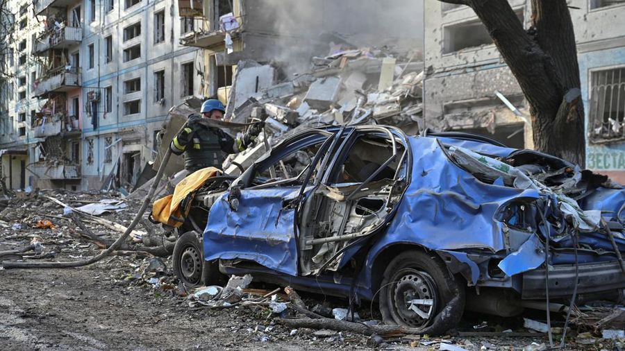 Kondisi bangunan tempat tinggal yang rusak akibat serangan rudal Rusia, di tengah serangan Rusia ke Ukraina, di Zaporizhzhia, Ukraina, Minggu (9/10/2022). Otoritas Ukraina melaporkan serangan tujuh rudal Rusia menghantam kota industri Zaporizhzhia yang mengakibatkan 17 orang tewas. (REUTERS/Stringer)
