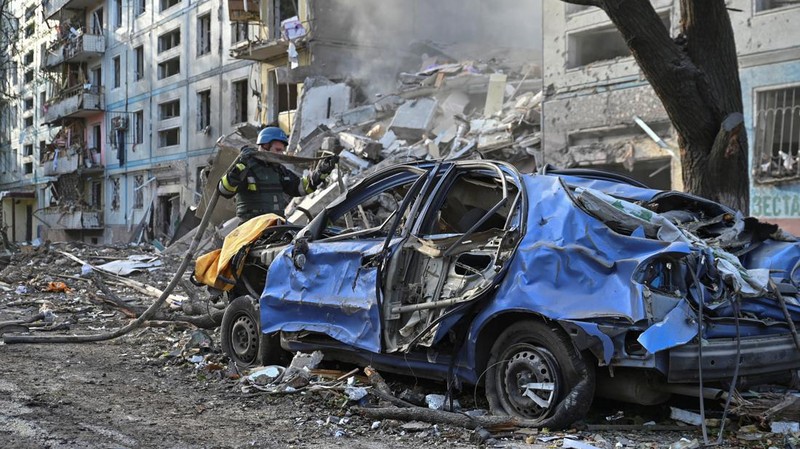Kondisi bangunan tempat tinggal yang rusak akibat serangan rudal Rusia, di tengah serangan Rusia ke Ukraina, di Zaporizhzhia, Ukraina, Minggu (9/10/2022). Otoritas Ukraina melaporkan serangan tujuh rudal Rusia menghantam kota industri Zaporizhzhia yang mengakibatkan 17 orang tewas. (REUTERS/Stringer)