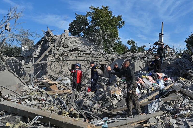 Kondisi bangunan tempat tinggal yang rusak akibat serangan rudal Rusia, di tengah serangan Rusia ke Ukraina, di Zaporizhzhia, Ukraina, Minggu (9/10/2022). Otoritas Ukraina melaporkan serangan tujuh rudal Rusia menghantam kota industri Zaporizhzhia yang mengakibatkan 17 orang tewas. (REUTERS/Stringer)