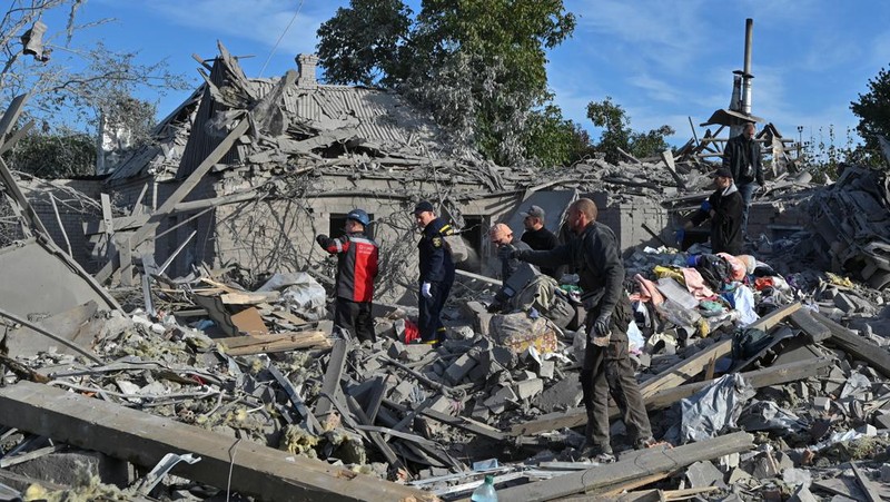 Kondisi bangunan tempat tinggal yang rusak akibat serangan rudal Rusia, di tengah serangan Rusia ke Ukraina, di Zaporizhzhia, Ukraina, Minggu (9/10/2022). Otoritas Ukraina melaporkan serangan tujuh rudal Rusia menghantam kota industri Zaporizhzhia yang mengakibatkan 17 orang tewas. (REUTERS/Stringer)