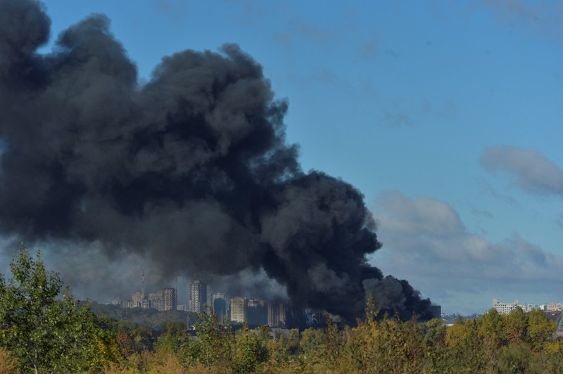 Asap mengepul di atas kota setelah serangan rudal Rusia, di tengah serangan Rusia ke Ukraina, di Kyiv, Ukraina 10 Oktober 2022. (REUTERS/STRINGER)