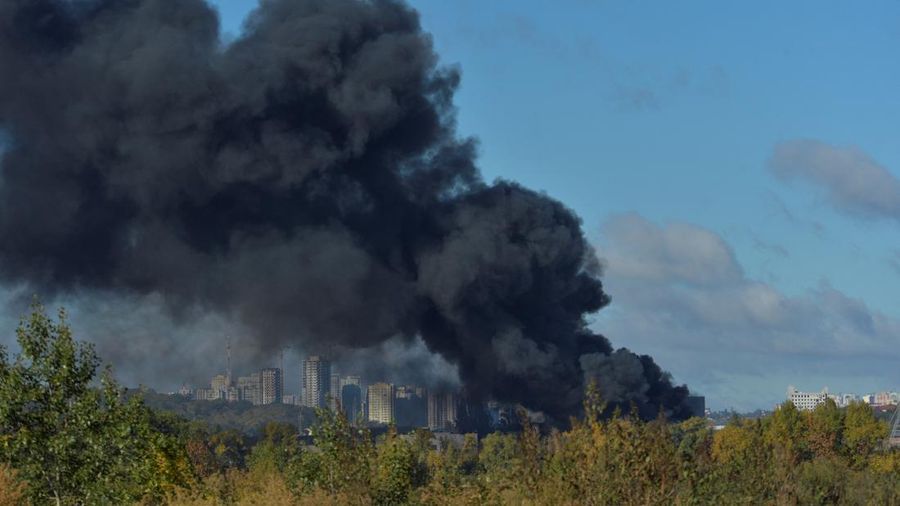 Asap mengepul di atas kota setelah serangan rudal Rusia, di tengah serangan Rusia ke Ukraina, di Kyiv, Ukraina 10 Oktober 2022. (REUTERS/STRINGER)